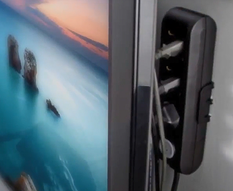 Steckdosenleiste_mit_Aufhaengung_39-849-00350_B08