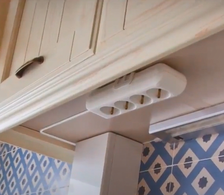 Steckdosenleiste_mit_Aufhaengung_39-849-00350_B07